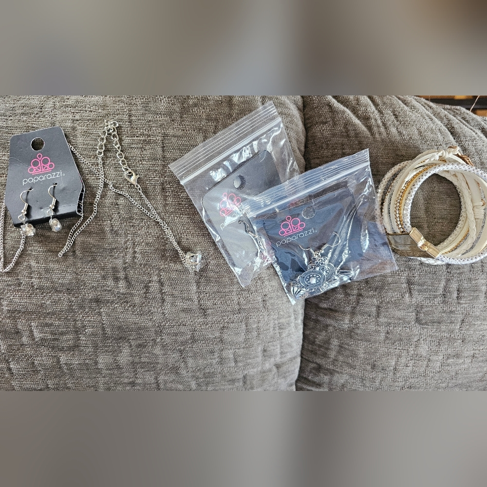 Jewelry 5 pcs paparazzi set (2 pcs) with necklace and earrings, 2 rings, and br